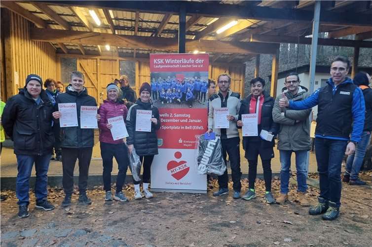 Ehrung der fleißigsten Aktiven (v.li. Ortsbürgermeister Stefan Zepp, Phillipp Pohl, Diana Hellebrandt, Nina Bauer, Thierry van Riesen, Cuong Tran, Michael Krämer und Axel Schäfer von der LG Laacher See. Quellen: LG Laacher See