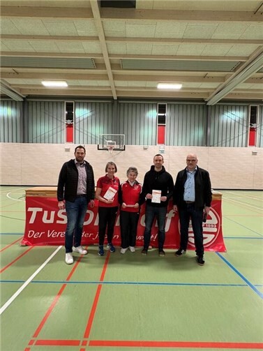 Ehrung der fleißigsten „Sportabzeichensammler“ des TuS Dierdorf (v.l.n.r.: VG-Bürgermeister Manuel Seiler, Walburga Rudolph, Renate Norrmann, Stephan Liesegang, 1. Vorsitzender des TuS Dierdorf Stephan Marker).  Foto: privat