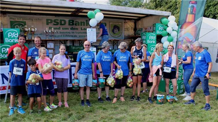 Ehrung der größten Teilnehmer Gruppen, LT SV Westum mit 18 Teilnehmern in der Mitte, Spvgg Nickenich re.16 Teilnehmer und li TSG Irlich mit 15 Startern.