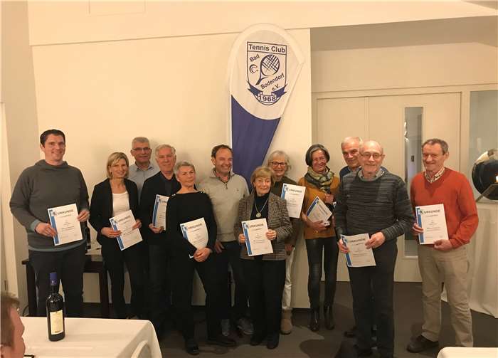 Ehrung der langjährigen Mitglieder (v. l.) Andreas Beyer (25 Jahre), Marion Heuser-Groten (40 Jahre), Ralf Barnekow (Vorsitzender), Gerd Schlösser (50 Jahre), Ellen Schlösser (50 Jahre), Gregor Vogel (2. Vorsitzender), Marga Hanses (50 Jahre), Gabriele Zender (40 Jahre), Brigitte Busch (30 Jahre), Frank Cornely (50 Jahre), Dieter Wellmann (25 Jahre) und Hans-Peter Doll (25 Jahre). Foto: privat