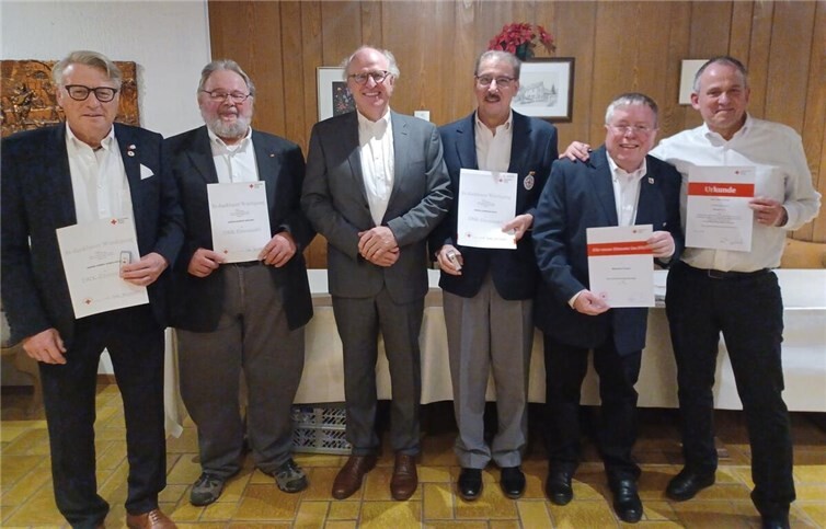 Ehrung der langjährigen Mitglieder, v.l.n.r.: Armin Gonschior, Norbert Meurer, Präsident DRK KV Neuwied, Dr. Armin Rieger, Leonhard Kohl, Manfred Erben, Stefan Schulz.  Foto: privat