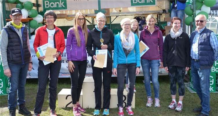 Ehrung der schnellsten Damenmannschaften mit dem Preis der Ferienregion Laacher See durch den Beigeordneten der Verbandsgemeinde Pellenz, Herrn Detlev Leersch. privat