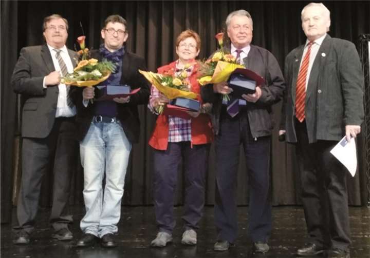 Ehrung des Geschäftsführers der DJK Kruft/Kretz Reiner Plehwe (2.v.l.). privat