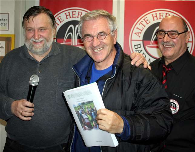 Ehrung des ältesten Spielers des Turniers Ljubomir „Ljubo“ Momcilovic. Günter Fuchshofen, Ljubomir „Ljubo“ Momcilovic, Dieter Weiland (v.l.).  Privat