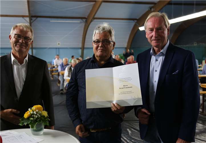 Ehrung des scheidenden Vorsitzenden: v.l. Heinz Werner Greiwe, 2. Vorsitzender, Bernd Franzmann amtierender Vorsitzender, Alfred Hofmann, Ehrensportkreisvorsitzender.Foto: Michael Thomas