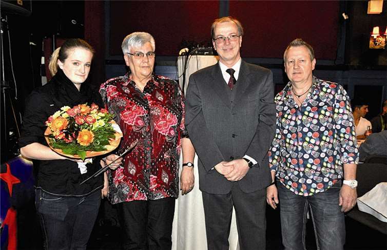 Ehrung durch den Turngau Rhein-Ahr-Nette: die Vorsitzende des Turngaus Karin Nette ehrte Sabrina Sänger mit der Silbernen Ehrennadel.