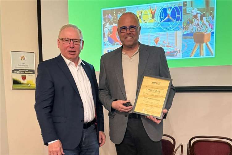 Ehrung durch ein Präsidiumsmitglied des Turnverbandes Mittelrhein Herr Menche (li.) und Marco Stein. Foto: TV Jahn Eitelborn