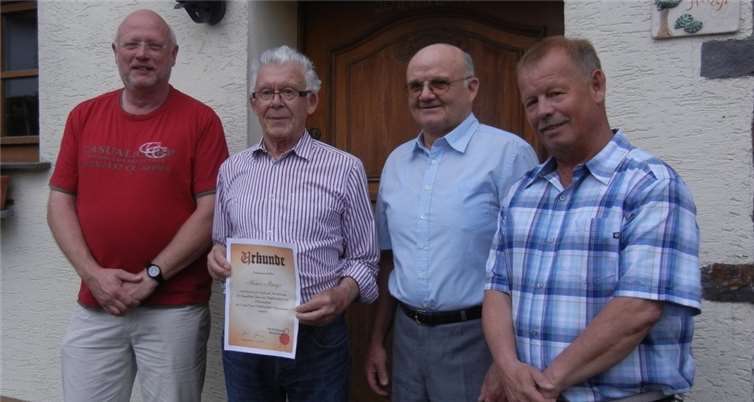 Ehrung eines hochverdienten Mitglieds: Dieter Buhr (v. l.), Heinz Rings, Konrad Retterath und Albert Hermann.  privat