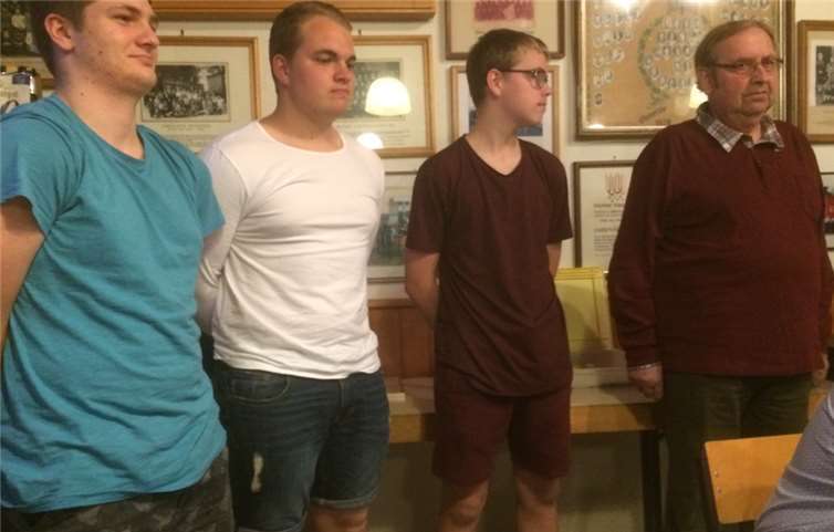 Ehrung für 10 Jahre Vereinsmitgliedschaft: Die „Säulen des Vereins“ Daniel und Raphael Büser sowie Dominik und Patrick Kremser.