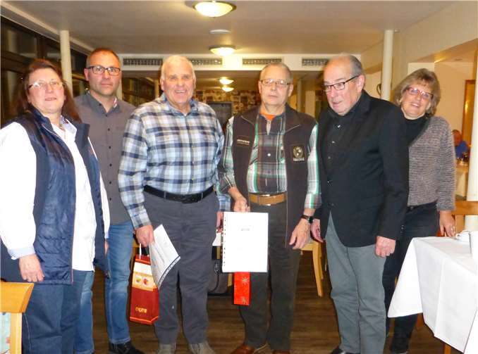 Ehrung für 10-jährige Mitgliedschaft im VdK, v.l.n.r.Vorsitzende Eva Henn, Vorstandsmitlied Michael Hesseler Paul Zinnikus, Hans Zimmermann, stellv. Kreisvorsitzender Gregor Weiler, 2. Vorsitzende Kerstin Delleske. Foto: privat