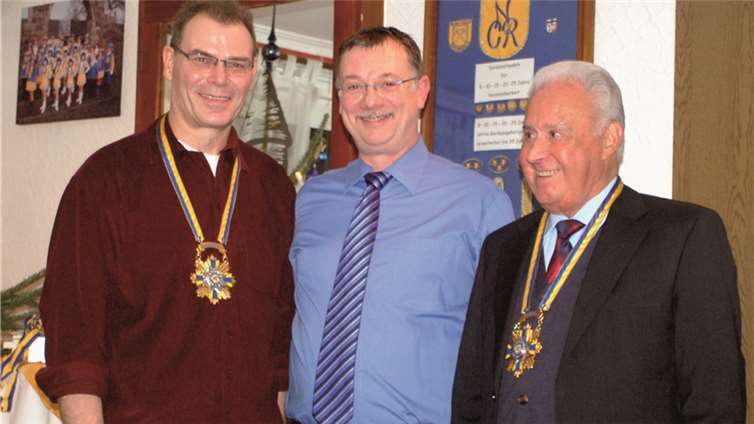 Ehrung für 25 Jahre Mitgliedschaft. v.l..: Bruno Redling, Vorsitzender Jörg Nawrath, Mehraban Farhumand. privat