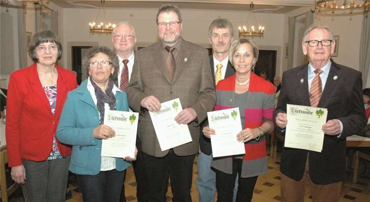 Ehrung für 25 Jahre Mitgliedschaft: (v.l.) Schriftführerin Brigitte Skiba, Annemarie Esch, Vorsitzender Peter Menches, Rolf Lück, Vorsitzender Arne Krüger, Edith Follmann, Ernst Pillatzki.