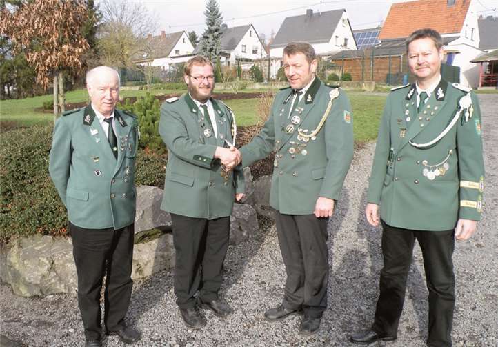 Ehrung für 25-jährige Mitgliedschaft: (v.l.n.r.).: Zweiter Brudermeister Siegfried Hendrysiak, Brudermeister Timo Müller, Volker Luxem, Schießmeister Rainer Wendel.