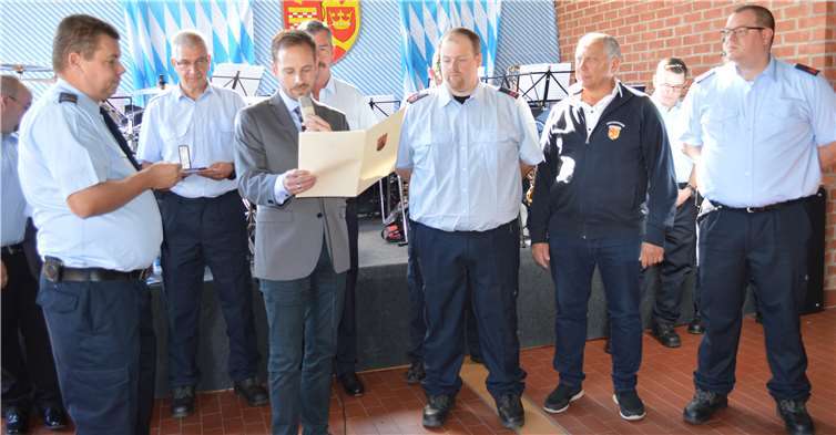 Ehrung für 25-jährige aktive Treue mit dem Silbernen Feuerwehr-Ehrenzeichen durch Bürgermeister Björn Ingendahl im Beisein von Stadtwehrleiter Ingo Wolf (li.) für (v.re.) Christian Trömmer, Hans-Joachim Schöneck und Frank Weyrich.AB