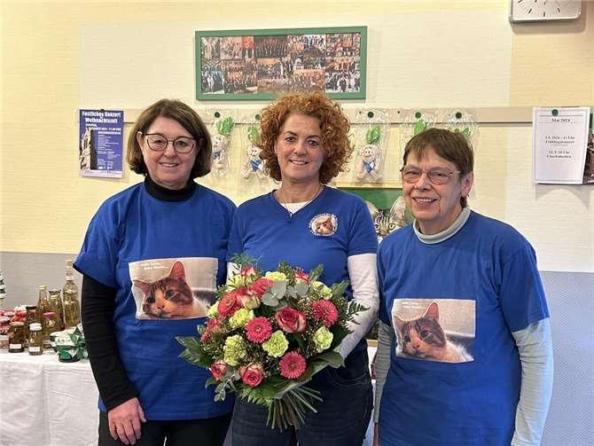 Ehrung für 30 Jahre Vorstandsarbeit im Katzenschutzverein (v.l.): Marion Schöberl, Christine Efferz und Anita Andres.  Foto: privat