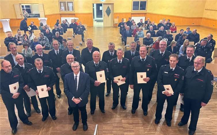 Ehrung für 35 Jahre: Hermann Ackermann, Frank Bauer, Stefan Baunach, Heinrich Bender, Fried Domke, Ralf Gründel, Hartmut Hahn, Lothar Hermann, Werner Josten, Jörg Lief, Elmar Maur, Jörg Meurer, Bernd Schaden, Rolf Simonis, Joachim Will und Wolfgang Winter.