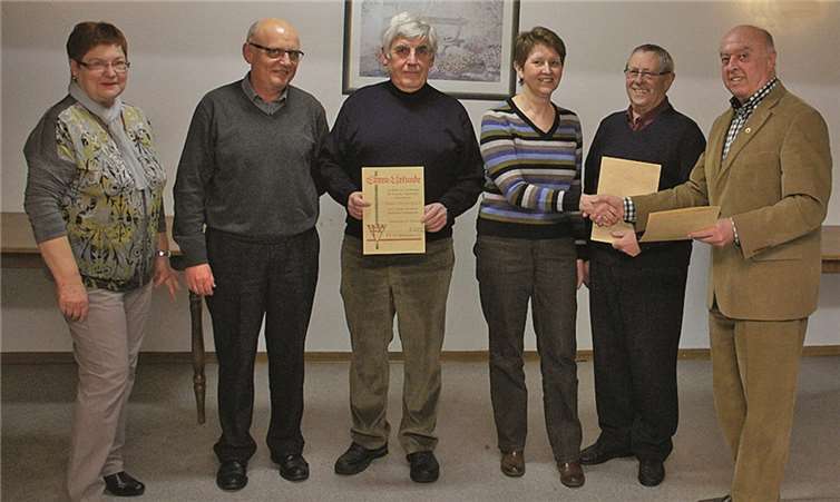 Ehrung für 40 Jahre Mitgliedschaft im TV 05 Mülheim (von links): Geschäftsführerin Gisela Müller, Reiner Keßler, Reiner Hackenbruch, Anita Hommen, Walter Schubert und Vorsitzender Herbert Nickenig.privat