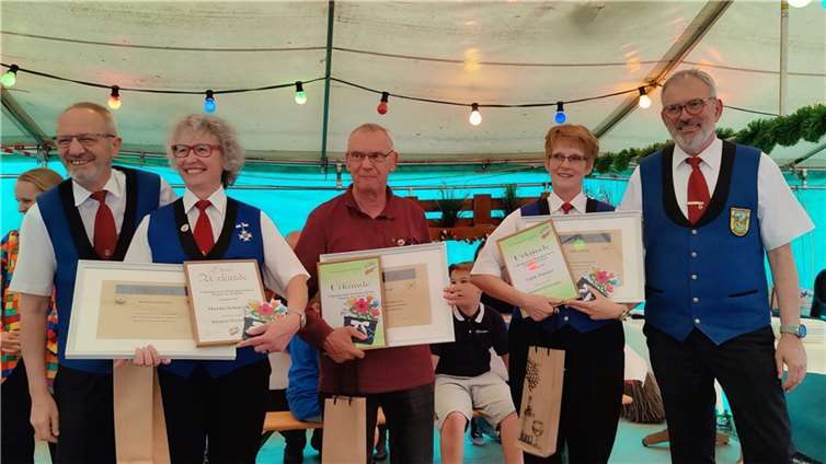 Ehrung für 50 Jahre Mitgliedschaft von Marita Schneider, Peter Proft und Edith Zimmer (v.l.n.r.): Erich Zimmer (2. Vors.), Marita Schneider, Peter Proft, Edith Zimmer, Holger Schneider (1. Vors.).