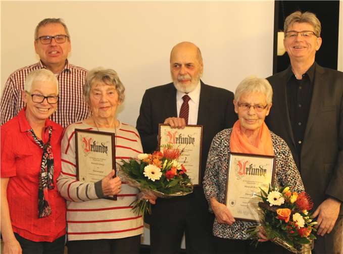 Ehrung für 50-jährige Mitgliedschaft im TVH (v.li.) Heidi Hof-Dinkel (stv. Vorsitzende), Joachim Schmidt (Schatzmeister), Rosemarie Bröker, Wolfgang Zimpel, Margret Hoppen, Ralf Seemann (Vorsitzender).Ralf Seemann