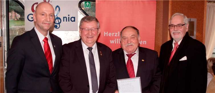 Ehrung für 60 Jahre Chorgesang (v.l.): P. Stäblein (Vors. GV Germania), K.H. Müller (CV Rhein-Mosel), K.H. Hoffmann (Jubilar) und K. Wolff (Präsident CV Rheinland-Pfalz).Foto: GV Germania