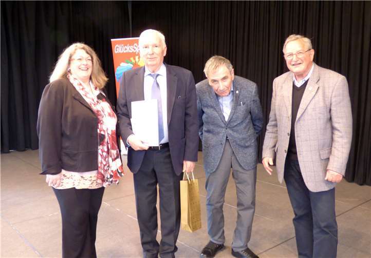 Ehrung für 60 Jahre Chorleitertätigkeit für Wilfried Maschinke vom MGV Ehlscheid (Mitte) durch (v. l.) die Vorsitzende des Kreischorverbandes Silvia Scholz, ihren Vorgänger, Ehrenvorsitzender Herbert Kutscher und den Regionsvorsitzenden Peter Weiler.Foto: Hans Hartenfels