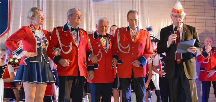 Ehrung für Alexandra Gilles, Ali Frensch, Rolf Hohl und Hans-Georg Vock durch Willi Fuhrmann.