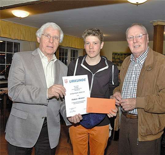 Ehrung für Deutschen Schülermeister (v.l.) Sportkreisvorsitzender Fritz Langenhorst, Fabian Krämer, Ehrenvorsitzender Dr. Wolfgang Raussen.