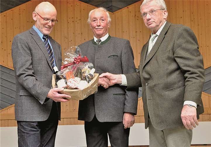 Ehrung für Geschäftsführer a.D. Manfred Fuhr (mitte). Er ist seit der Gründung des Vereins im Vorstand.