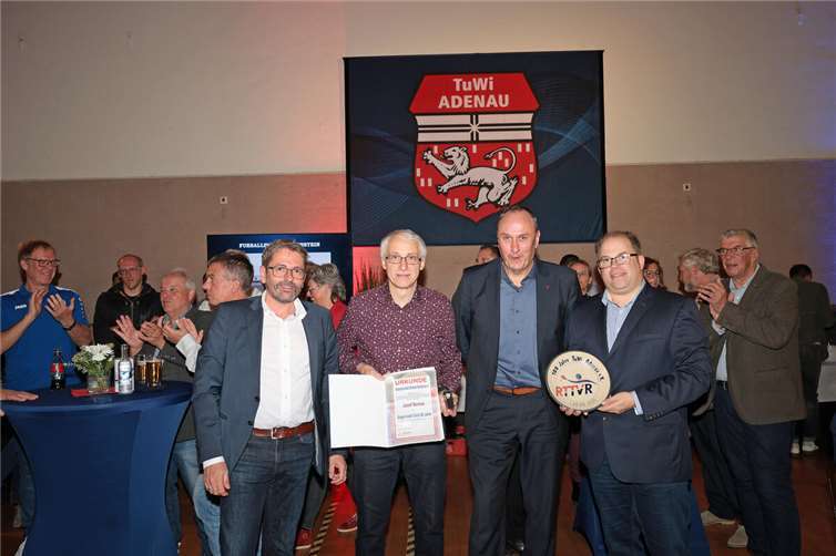 Ehrung für Josef Berens (2.v.li.) durch Günter Lung, Tischtennisverband Ahrweiler/Mayen-Cochem und Marcel Mareien, Präsident des RTTVR, re. Dirk Drengwitz.