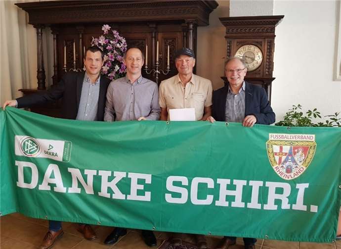 Ehrung für Markus Wozlawek, Markus Jüris, Jakob Petermeier und ErichSchneider (v.l.). Kreis-Schiedsrichtervereinigung Rhein/Ahr.