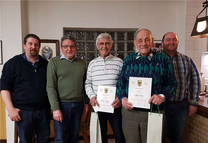 Ehrung für Toni Klein und Peter Meyer (v.l.: H. Werner, A. Busch, P. Meyer (60 Jahre), T. Klein (40 Jahre) und T. Henk). Privat