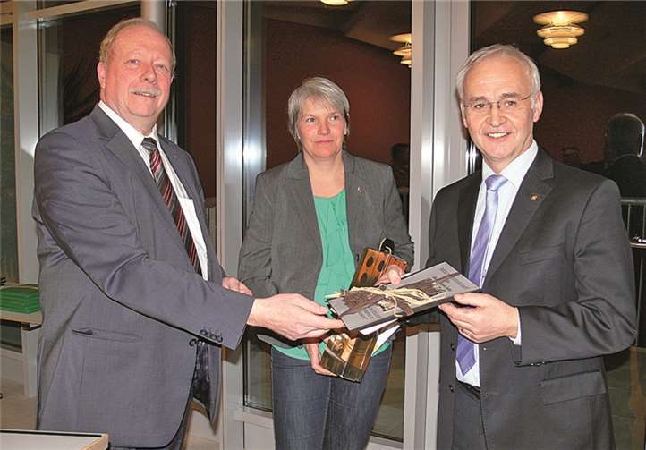 Ehrung für den Ersten Kreisbeigeordneten Hans-Jürgen Sehn (r.). Anlässlich seiner kürzlichen Ernennung zum „Ökonomierat“ erhielt er aus der Hand von Weinbaupräsident Rolf Haxel eine Weinpatenschaft für die Weinlage Calmont.