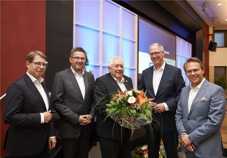 Ehrung für den langjährigen Aufsichtsrat Wilfried Ehrenstein (Mitte) durch die Bankvorstände (von links) Andreas Tillmanns, Markus Kurtseifer, Wilhelm Höser und Dr. Ralf Kölbach.