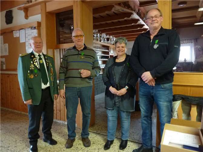 Ehrung für erfolgreiche Sportschützen des Vereins Burg Altenwied durch den Bezirksvorsitzenden Wolfgang Hartwig (g.l.) an Günter Sterzer, Iris Zwick und Heribert Lodde.  Foto: Hans Hartenfels