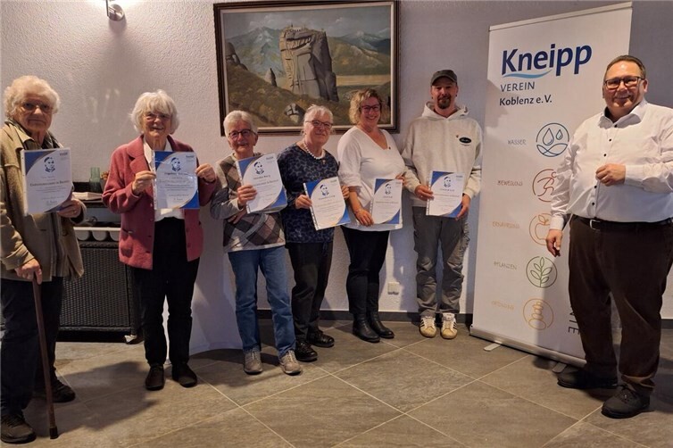 Ehrung für langjährige Mitgliedschaft im Kneipp-Verein Koblenz: von links: Irene Karsten (10 Jahre), Ingeborg Knaudt (40 Jahre), Monika Barz (10 Jahre), Roswitha Jung (40 Jahre), Silvia u. Dominik Kolf (10 Jahre) und der 1. Vorsitzender Manfred Tönnes.