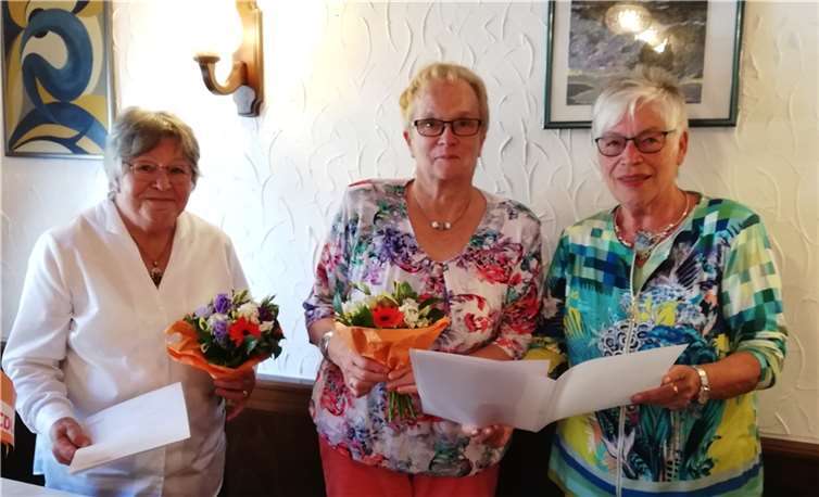 Ehrung für langjährige Mitgliedschaft in der Frauen Union durch die Vorsitzende mit Blumen und Urkunde: Lydia Schneider u. Karin Schütz.