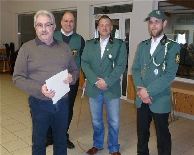 Ehrung für langjährige Mitgliedschaft: (v. l.)Dietmar Meyer, Christoph Nolden BM, Maik Wienpahl stv.BM, Christian Krings SchießM.