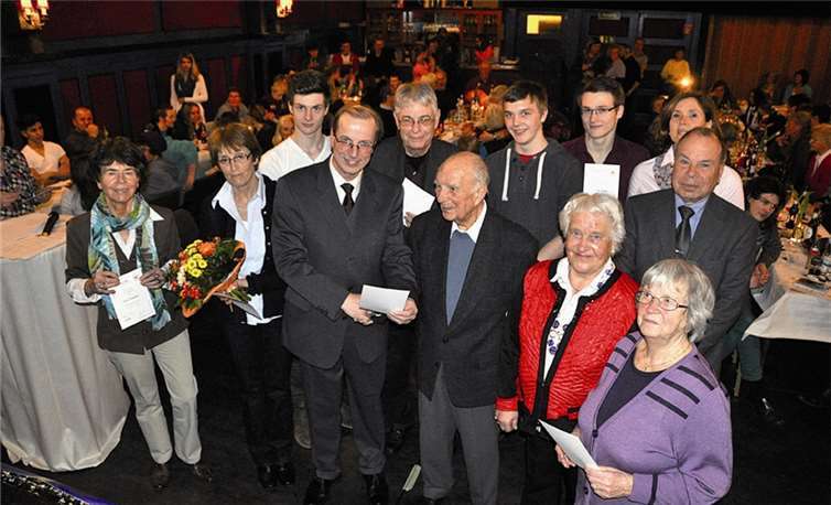 Ehrung für langjährige Mitgliedschaften: die treuen Mitglieder, darunter Elisabeth Tempel (l.) und Eugen Lukas (r.) neben Otto von Lom wurden vom Vorsitzenden geehrt. AB