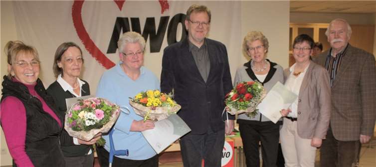 Ehrung für langjährige Treue: (V.l.) Vorsitzende Maria Gleißner, Brigitte Ertle, Helene Krupp, Franz-Josef Windisch, Brigitte Leuning, Gisela Hein und Hermann Leuning ( stv. Vorsitzender). privat