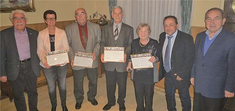 Ehrung für langjährige Verbundenheit: Josef Groß (v.l.), Christine Dewald-Schäfer, Josef Leicht, Anton Schlicht, Irmgard Ley, Ortsverbandsvorsitzender Alfred Schomisch und Gottfried Groß.  privat