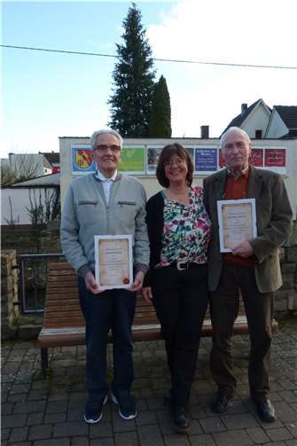 Ehrung für zwei langjährige Mitglieder im Gesangverein Oberbieber für 70 Jahre durch die Vorsitzende Sabine Fleischer an Gerd Muscheid (l.) und Günter Omerzu.  Foto: Hans Hartenfels