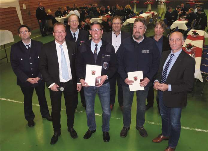 Ehrung für zwei langjährige aktive Mitglieder. V. links: Wehrleiter Stephan Schüller, VG-Bürgermeister Jörg Lempertz, Kreisfeuerwehrinspekteur Rainer Nell, Jörg Fritzen (25 Jahre Mitglied der FFw), Joachim Plitzko (1. Beigeordneter der VG Mendig), Wolfgang Adams (35 Jahre Mitglied bei der FFw), Konrad Böhnlein (Beigeordneter der Stadt Mendig) und der Kreisbeigeordnete Rudi Zenz.