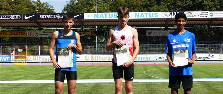 Ehrung im 800 m-Lauf: v.l. Philipp Adam,TG Konz ; Lennart Mohr, TV Cochem ;Matusen Kumarathos, PSV Trier.Foto: TV Cochem