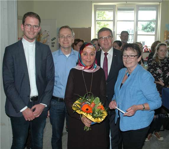 Ehrung im Hort: Kaplan Thomas Hufschmiedt, Bürgermeister Andreas Geron, Songül Erdem, Kreisbeigeordneter Horst Gies und Sinzigs Beigeordnete Charlotte Hager.BL