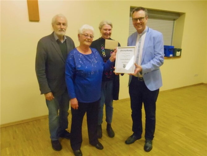 Ehrung im Kirchenchor Kruft (v.l.: Gerhard Schlich, Ursula Breitbach, Karin Haffke, Pfarrer Norbert Missong). Foto: privat