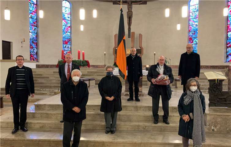 Ehrung in der Pfarrkirche mit Abstand: Die Jubilare mit dem Kolping-Vorsitzenden Ferdi Müller und Pfarrer Armin Sturm und dem Bannerträger Peter Stockhausen.Foto: privat