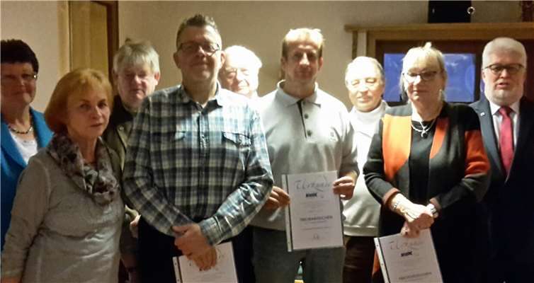 Ehrung langjähriger Mitglieder (v. l.):Rosemarie Waldorf (Vorstand), Ursula Kurrat (Vorstand), Jürgen Schmitz (Vorstand), Mark Schommers (Mitglied), Dieter Schwabe (Vorstand), Andreas Tendler (Mitglied), Heribert Wiesemann (Vorstand), Maritta Mauelshagen (Vorstand), Josef Over (Vorsitzender). privat