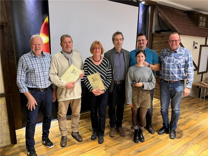 Ehrung langjähriger Mitglieder: v.r.n.l. 2. Vorsitzender Jürgen Straub, Lukas Bialek, Sabrina Hillen, Ulrich Winkelmeyer, Beate Manz, Jörg Litz sowie der 1. Vorsitzende Reiner Bermel.  Foto: Kristian Bermel