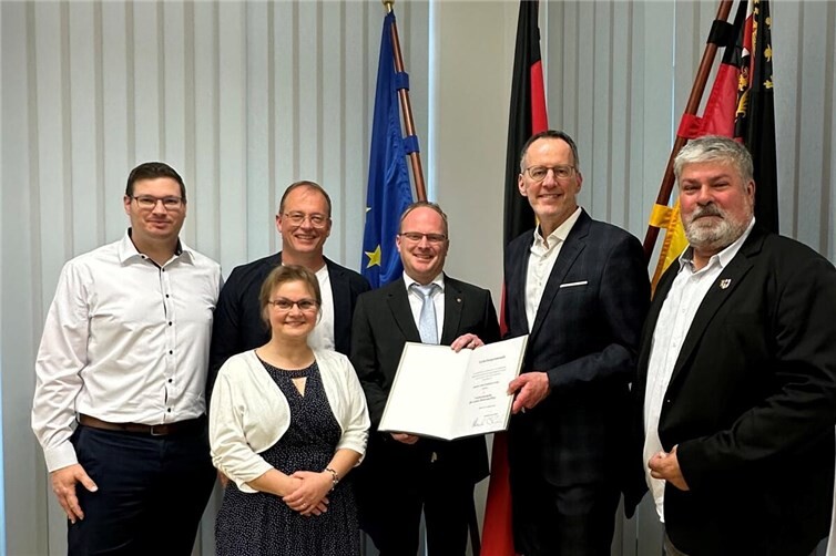 Ehrung mit Minister (von links): Dennis Enders, Geschäftsführer Malteser Hilfsdienst im Kreis Neuwied, der Christopher Wittig für die Ehrung vorgeschlagen hat, Jörg Lempertz, Bürgermeister VG Mendig, Nadja und Christopher Wittig, Michael Ebling, Innenminister Rheinland-Pfalz, und Achim Grün, Stadtbürgermeister Mendig. 