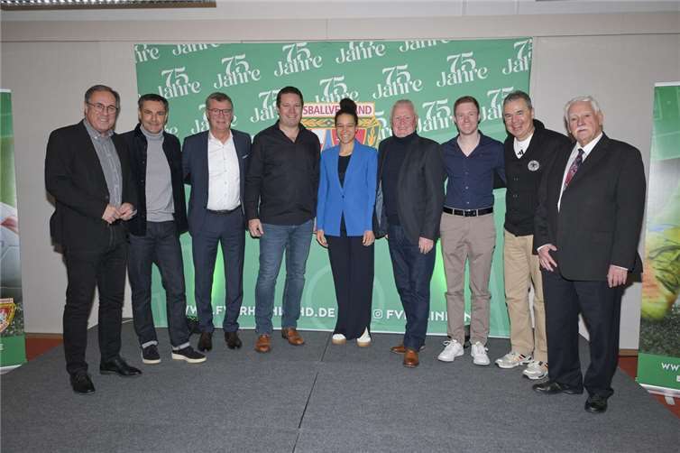 Ehrung mit Prominenz (von links): Georg Eibes, Präsident FVR, Arno Michels, Ausbilder Pro Lizenz des DFB, Thomas Bergmann, Präsident Südwestdeutscher Fußballverband (SWFV), Alexander Müller, SV Eintracht Mendig, Célia Šašic, DFB-Vizepräsidentin, Bernd Krayer, SV Eintracht Mendig, Jan Ulmer, SV Schuld, Andreas Rettig, DFB-Geschäftsführer Sport, und Walter Desch, Ehrenpräsident FVR.  Foto: Peter Seydel/FVR